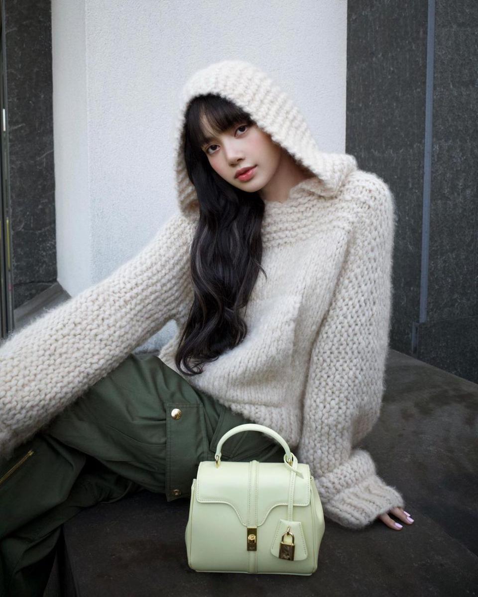 padu padan cargo pants ala Lisa BLACKPINK (instagram.com/lalalalisa_m)
