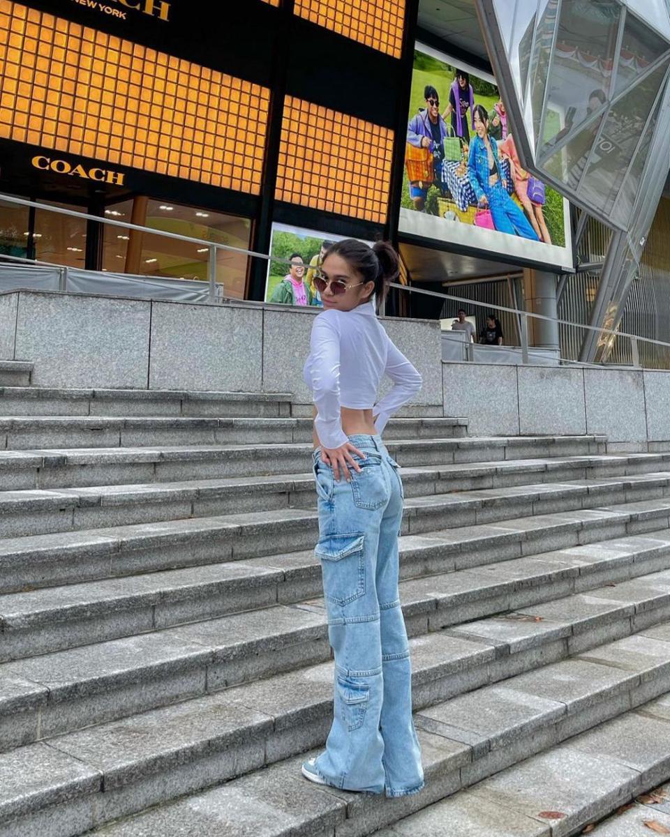 OOTD pakai celana jeans ala Azizah Salsha (instagram.com/azizahsalsha_)
