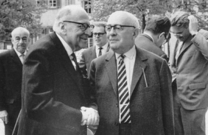 Potret Max Horkheimer (kiri) dan Theodor Adorno (kanan) di Max Weber-Soziologentag pada April 1964 (commons.wikimedia.org/Jeremy Saphiro)