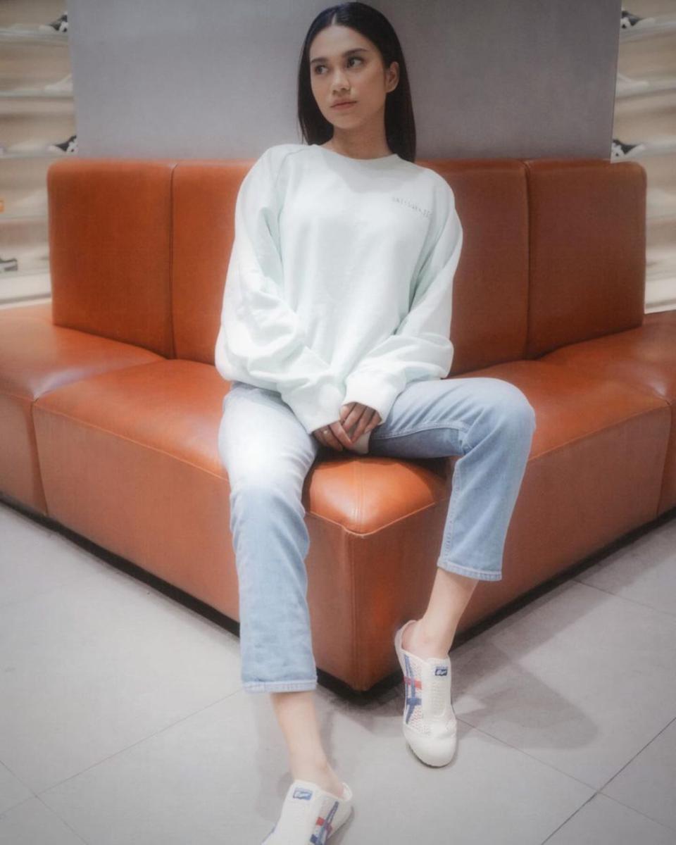 OOTD pakai celana jeans ala Azizah Salsha (instagram.com/azizahsalsha_)