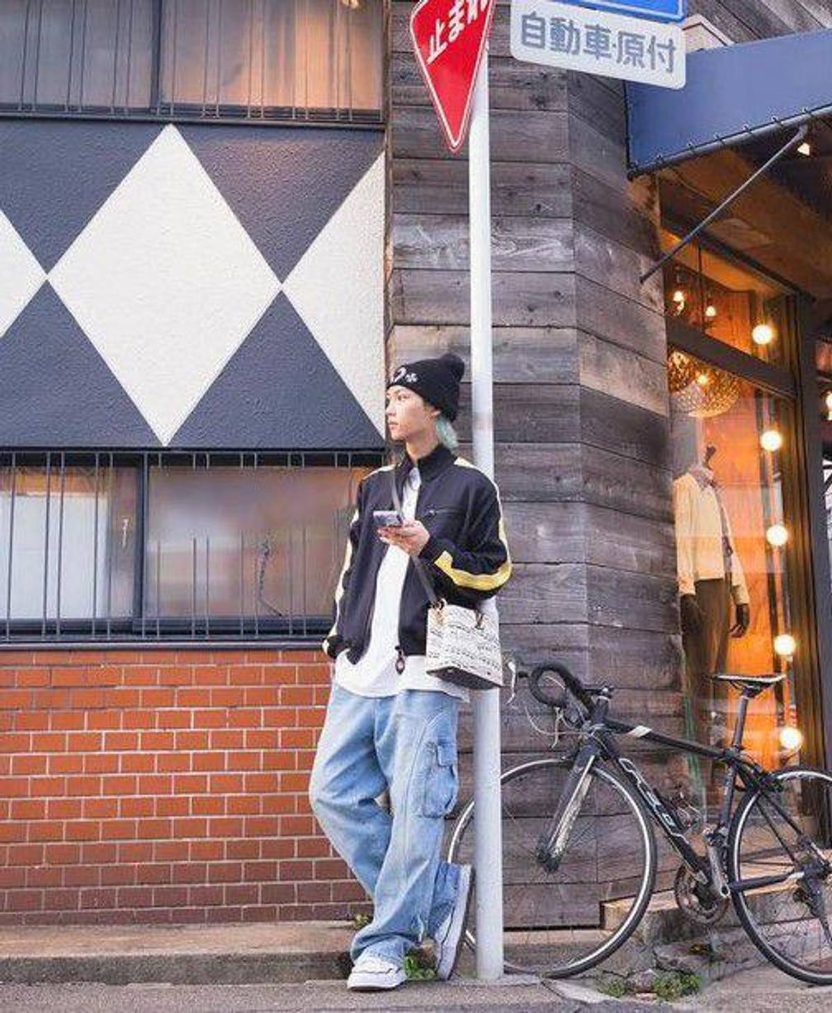 12 Gaya Layering Outfit ala Felix Stray Kids, Keren Maksimal | IDN ...