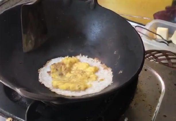 potret proses memanggang ledre ketan isi pisang (instagram.com/dwiyan_tamautau)