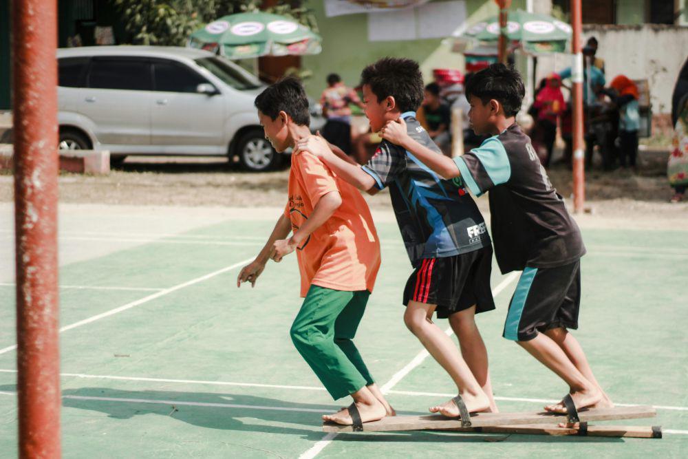 ilustrasi anak-anak mengikuti perlombaan permainan tradisional (unsplash.com/Alfian Dimas)