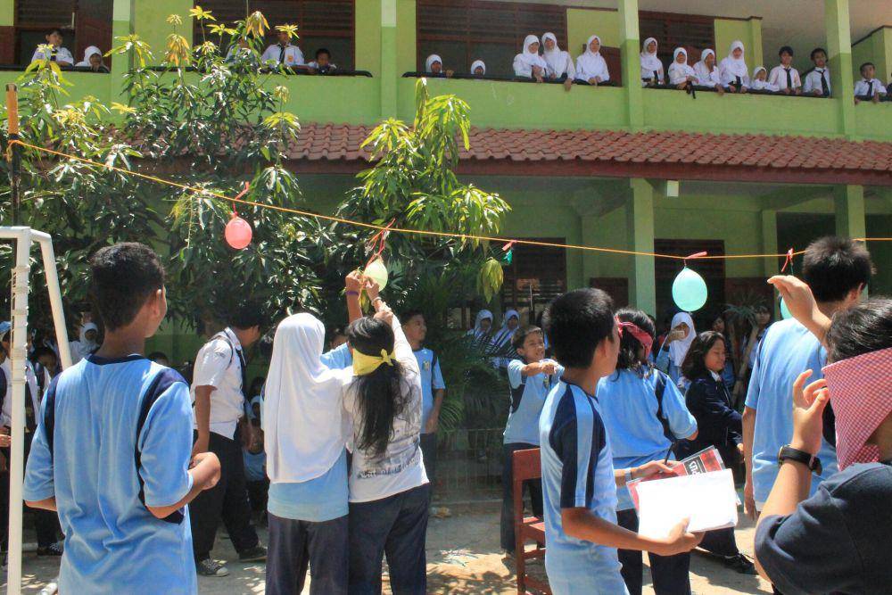 Lomba memecahkan balon air (twitter.com/OSISsmpn19BKS)