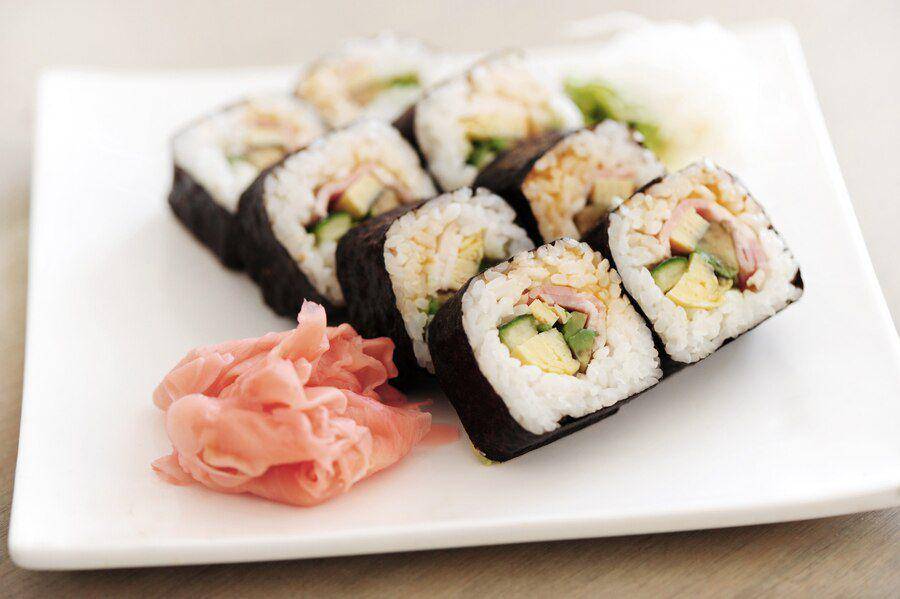 Ilustrasi sushi (freepik.com/Racool_studio)