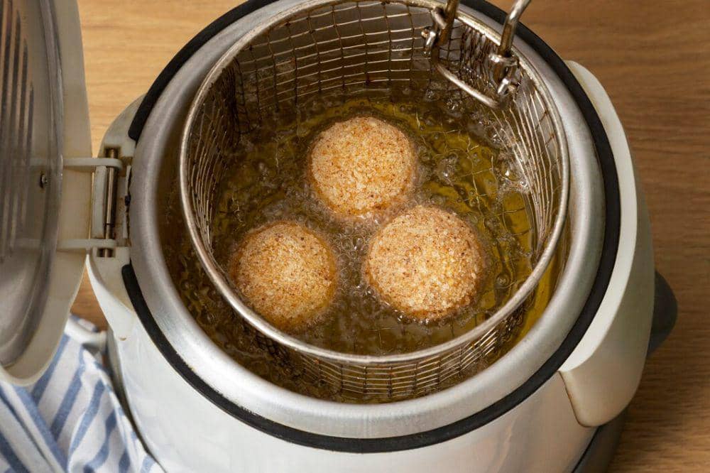 ilustrasi menggoreng kroket (freepik.com/freepik)