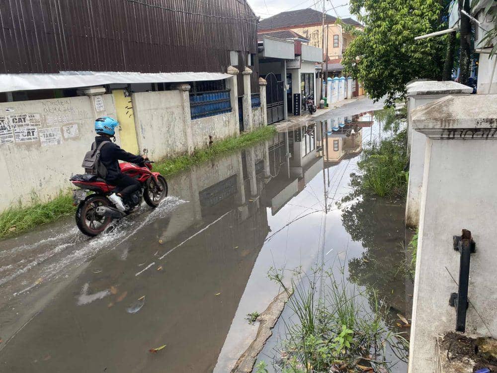 Genangan air pasang yang sering menjadi soal di Banjarmasin.