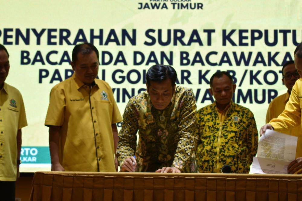 Penyerahan Surat Keputusan (SK) dari DPP Partai Golkar dilakukan oleh Ketua DPD Golkar Jawa Timur, Sarmuji kepada Paslon Bonnie-Bagus. IDN Times/ Istimewa