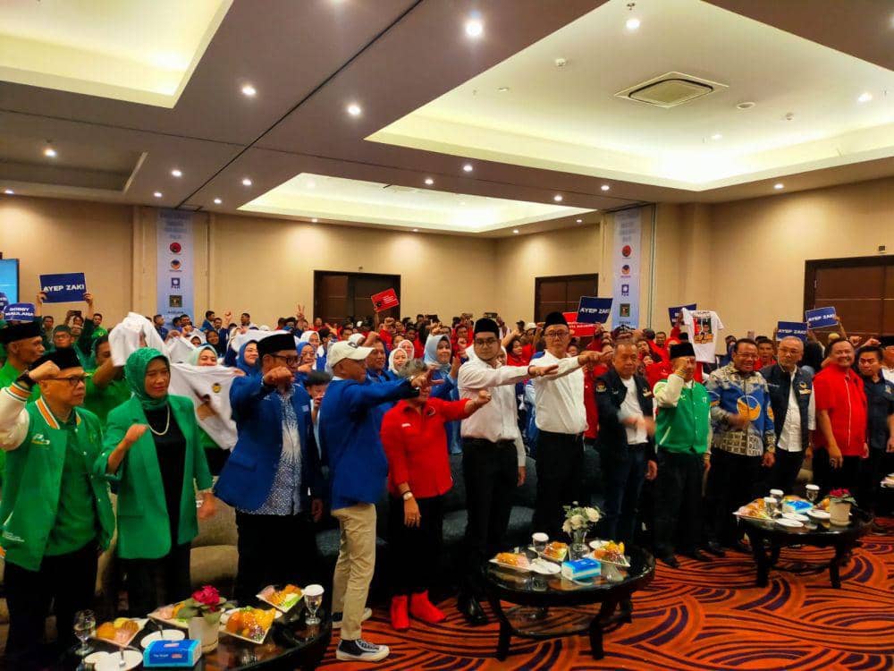 Ayep Zaki dan Bobby Nasution berfoto bersama pimpinan Koalisi Sukabumi Maju sebagai bacalon Wali Kota dan Wakil Wali Kota Sukabumi Pilkada 2024 (IDN Times/Siti Fatimah)