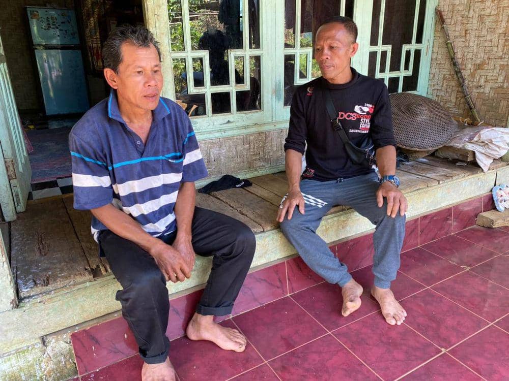 Tarip Kasim (kiri) pemilik hewan ternak yang dimangsa macan tutul di Sukabumi (IDN Times/Siti Fatimah)