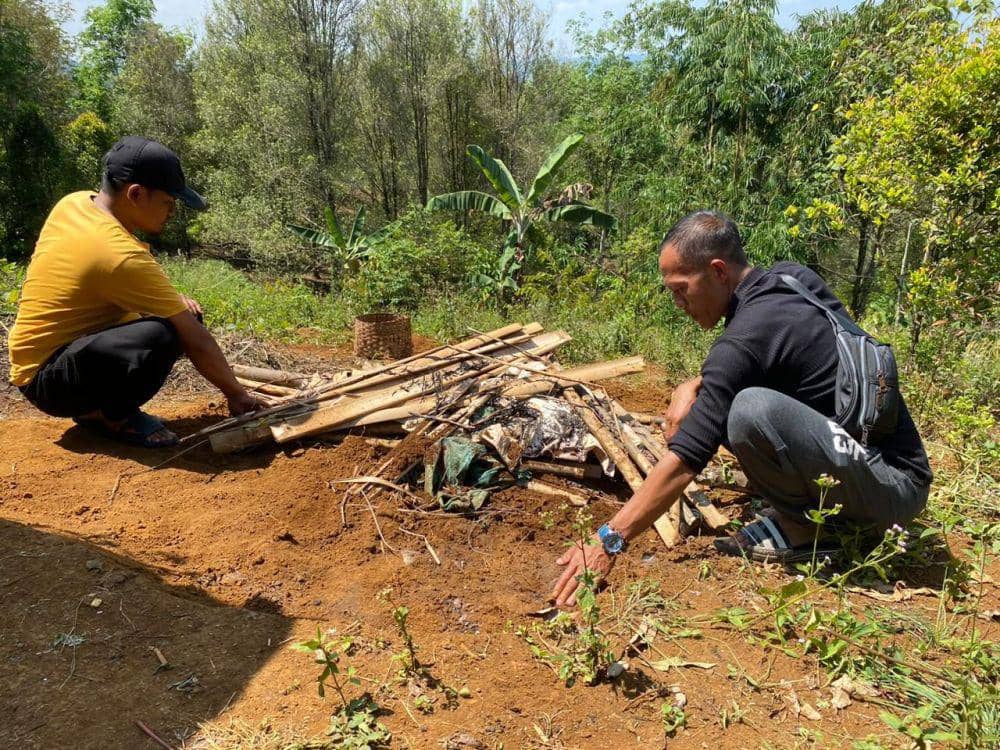 Warga saat menguburkan hewan ternak yang tewas usai dimangsa macan tutul (IDN Times/Siti Fatimah)