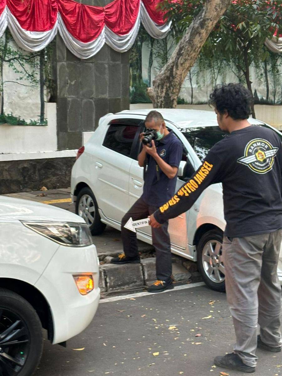 Olah tempat kejadian perkara kasus dugaan pengrusakan mobil jurnalis Tempo, Husein Abri Dongoran. (Dokumentasi Tempo)