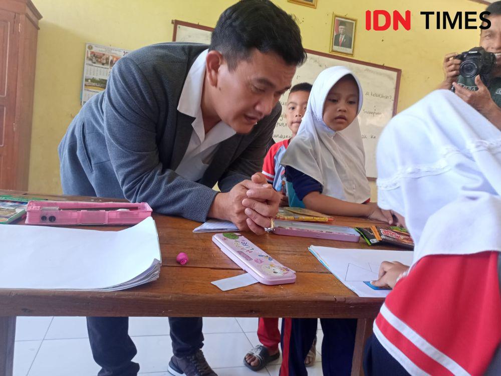 Inin Nastain IDN Times/ Pj Bupati menyapa salah satu siswa