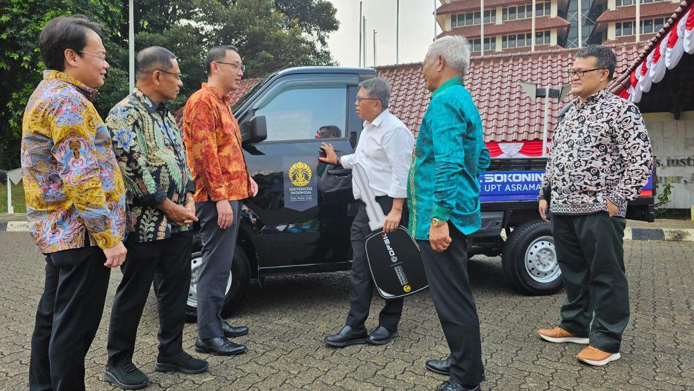 DFSK Berikan Bantuan Satu Unit Mobil untuk Asrama UI