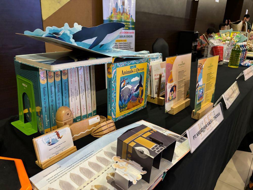 Produk yang dipamerkan dalam Islamic Creative Economy Founders Fund (ICEFF), di University Club Universitas Gadjah Mada (UC UGM), Selasa (6/8/2024). (IDN Times/Herlambang Jati Kusumo)