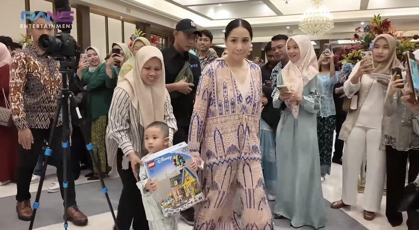 8 Potret Nagita di Pernikahan Karyawan Rans, Kado Unik Cipung Disorot!