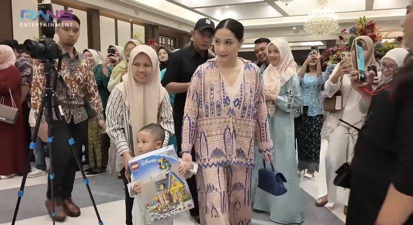 potret Nagita Slavina hadiri pernikahan karyawan Rans (youtube.com/Rans Entertainment)