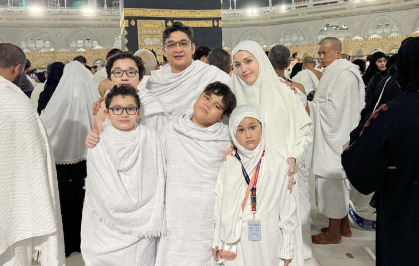 Potret Pasha Ungu Umrah Bareng Istri dan 4 Anaknya, Berharap Bisa Haji