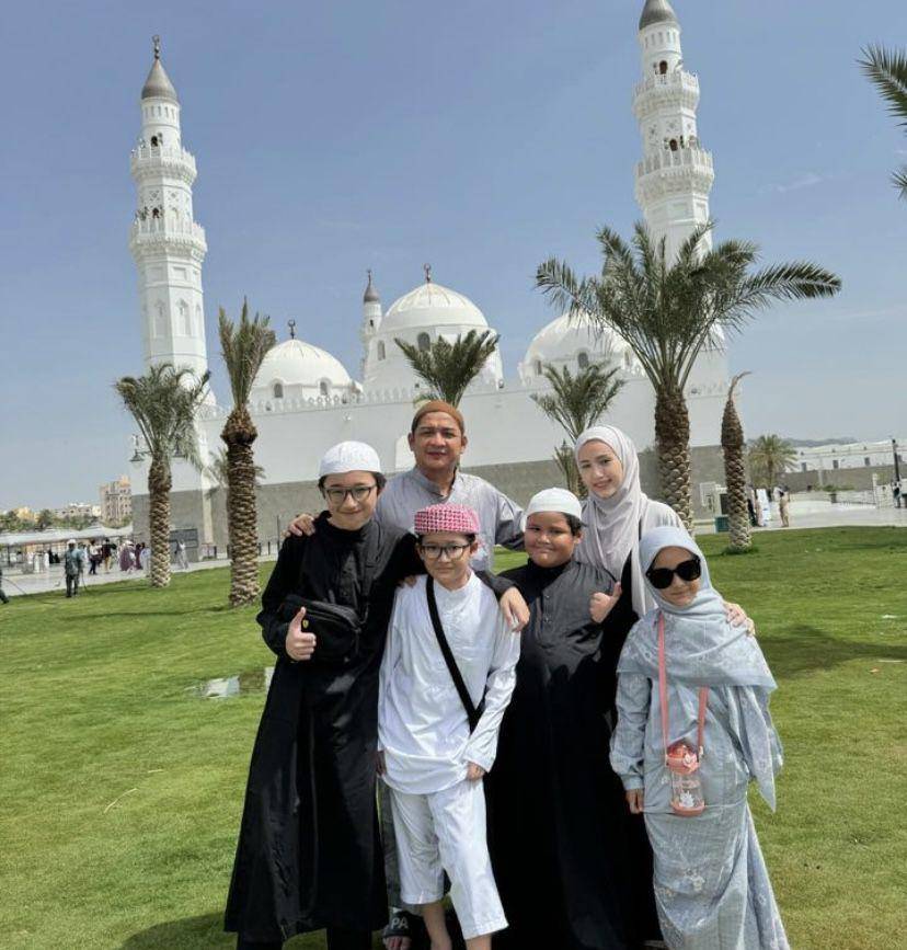 potret Pasha Ungu umrah bareng istri dan 4 anaknya (Instagram.com/pashaungu_vm)