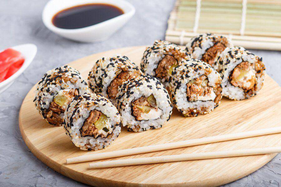 Ilustrasi sushi (freepik.com/uladzimirzgurski)