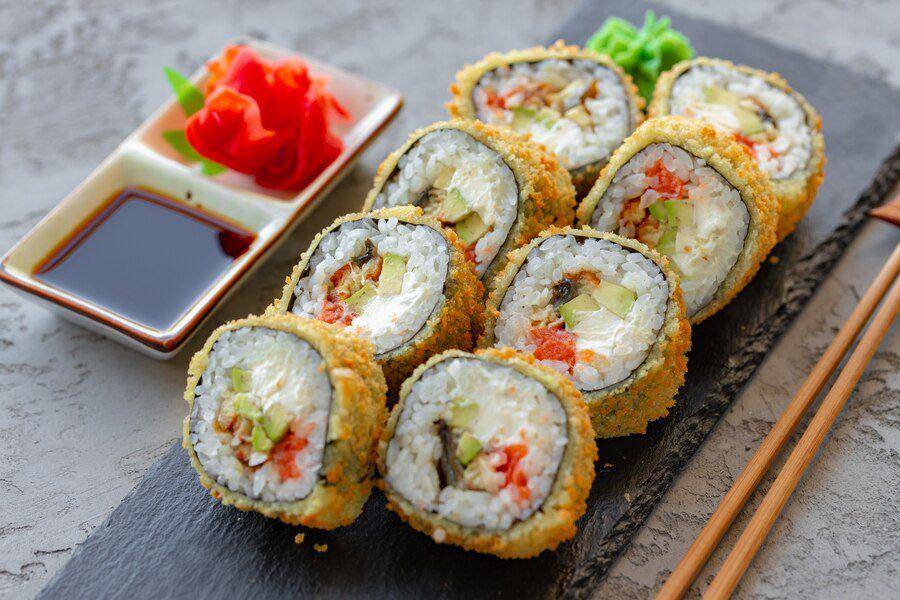 Ilustrasi sushi (freepik.com/fabrikasimf)