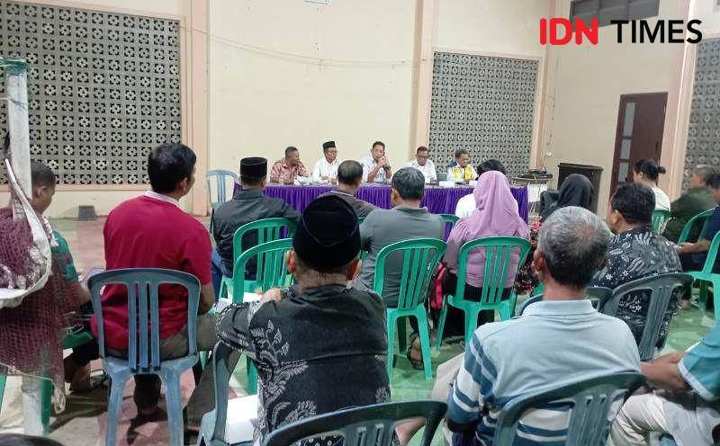 Rapat diskusi penyampaian hasil survei penataan koridor Sepaku di balai Desa (IDN Times/Ervan)