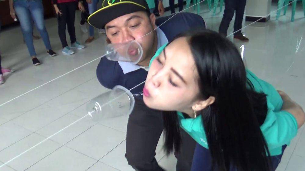 Lomba tiup gelas plastik (youtube.com/@CUSangTimur)