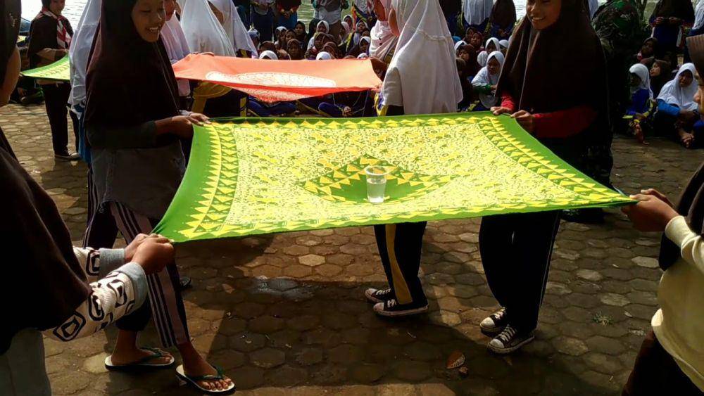 Lomba memindahkan air dengan taplak meja (youtube.com/@didno76)