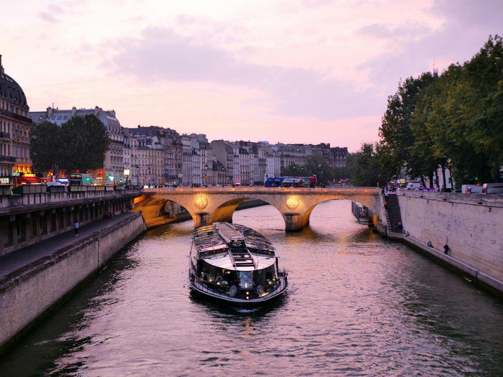 Ilustrasi Sungai Seine Paris (pexels.com/Bruno Storchi Bergmann)