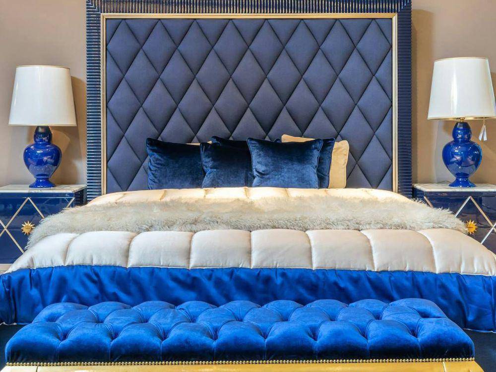 ilustrasi furnitur kamar tidur berwarna biru royal dengan aksen kuning (unsplash.com/Max Vakhtbovycn)