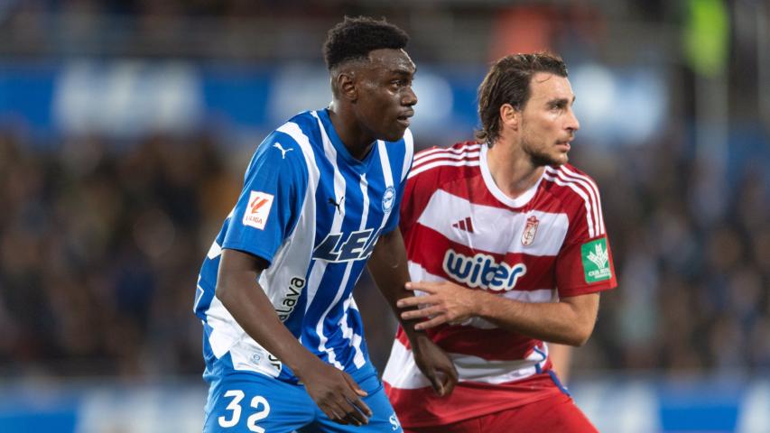 Samu Omorodion (kiri) berduel fisik dengan pemain Granada. (x.com/samuomorodion)