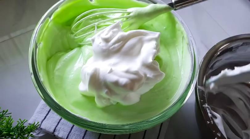 ilustrasi membuat adonan chiffon cake pandan (YouTube.com/atha naufal)