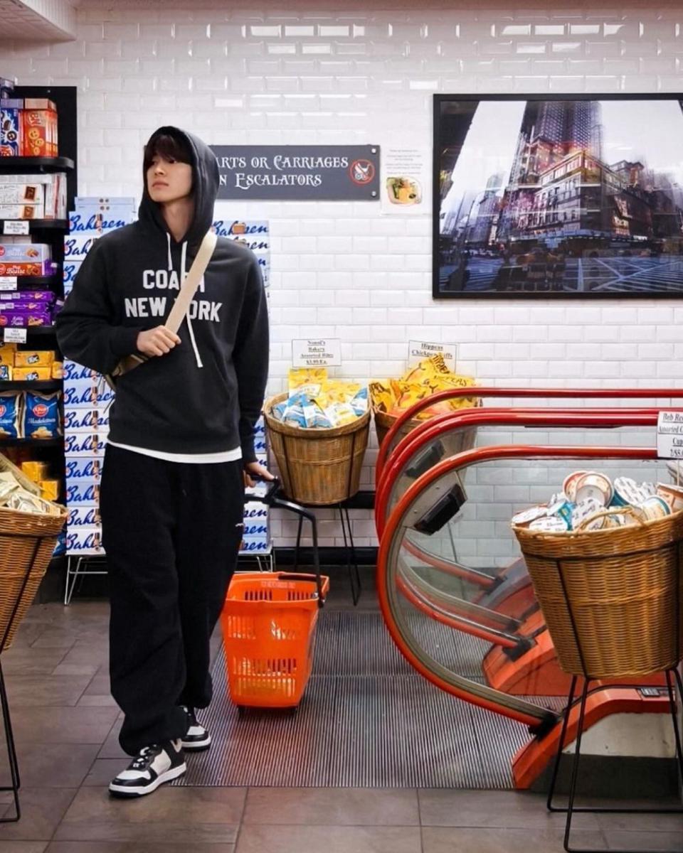 mix and match hoodie ala Blue Pongtiwat (instagram.com/blue_pongtiwat)