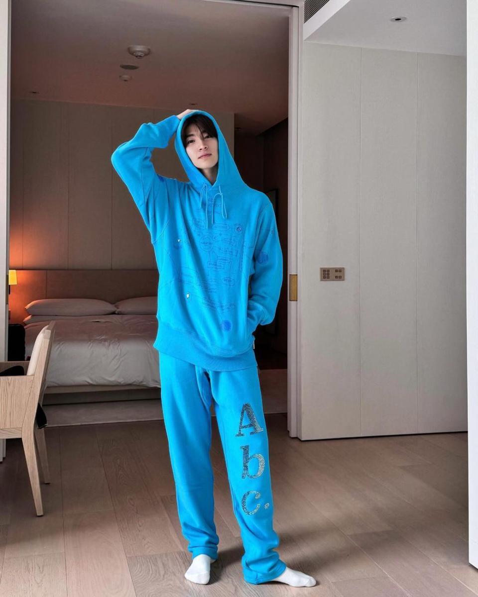 mix and match hoodie ala Blue Pongtiwat (instagram.com/blue_pongtiwat)