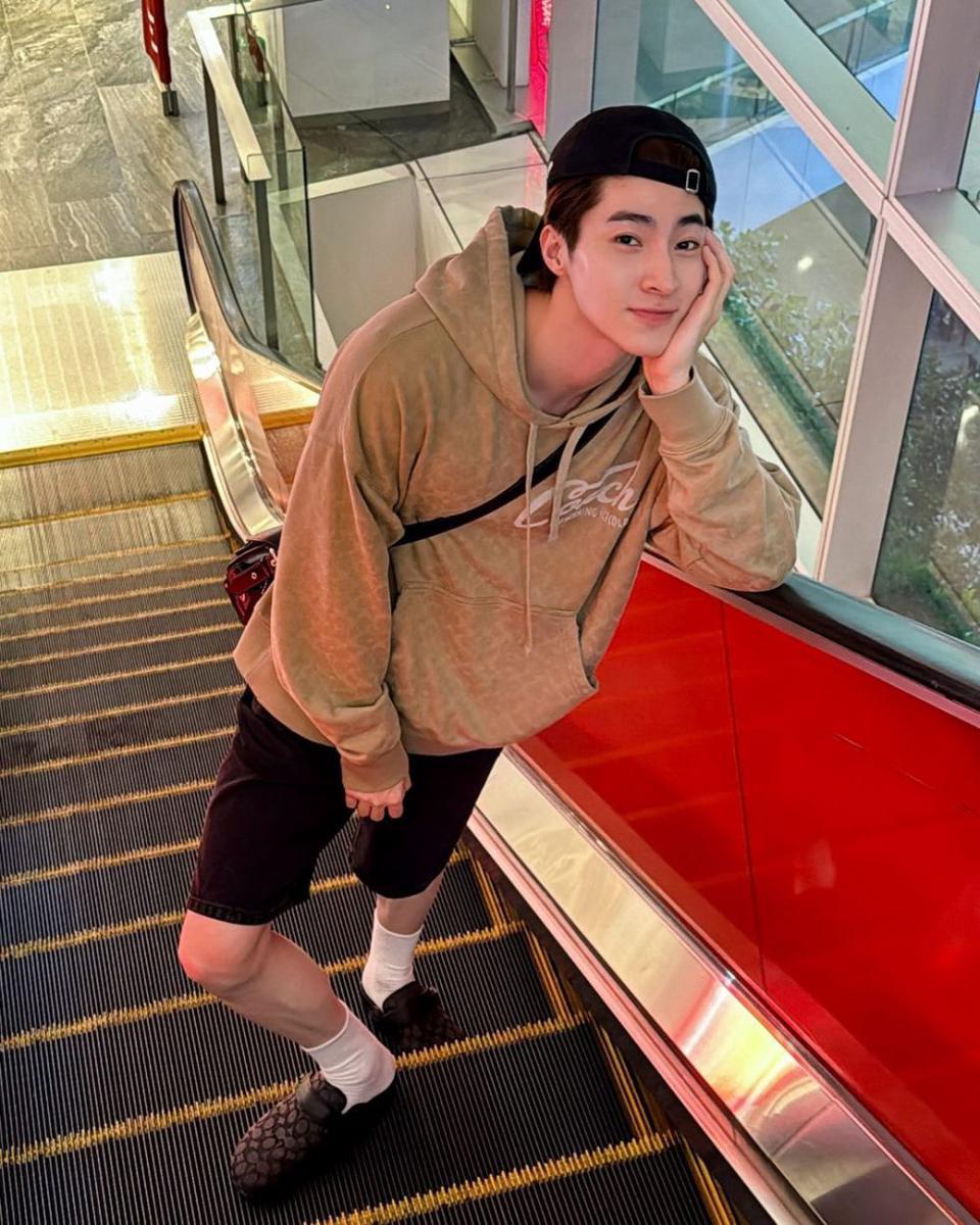mix and match hoodie ala Blue Pongtiwat (instagram.com/blue_pongtiwat)