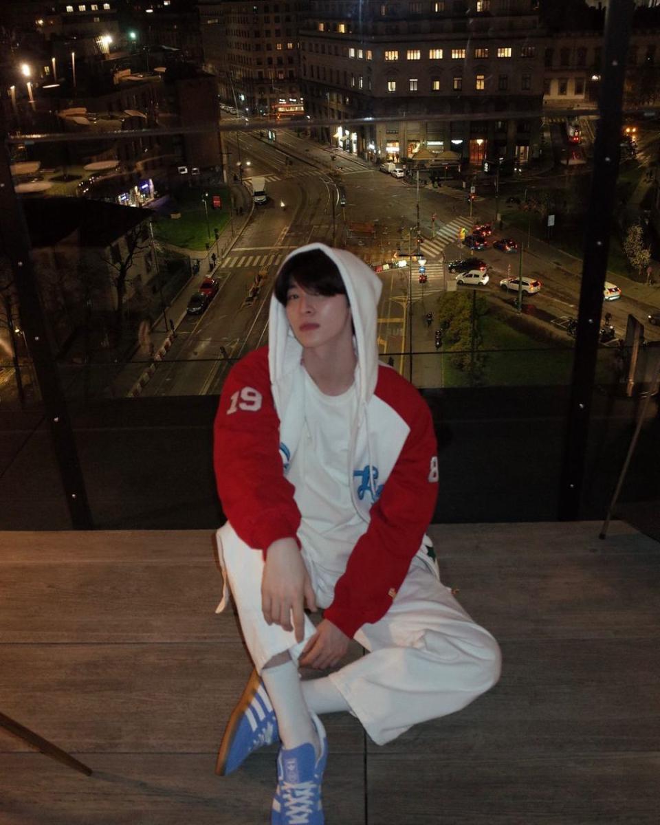 mix and match hoodie ala Blue Pongtiwat (instagram.com/blue_pongtiwat)