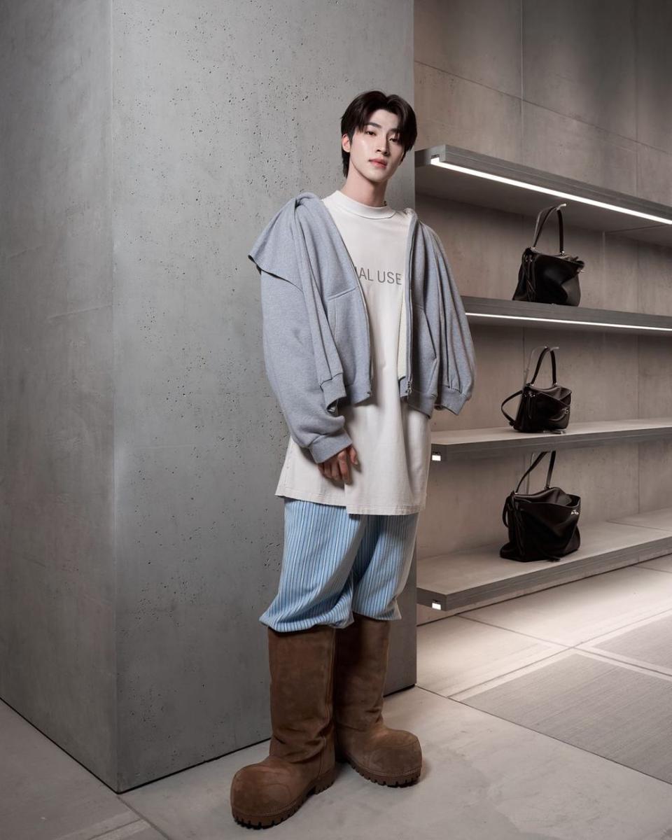 mix and match hoodie ala Blue Pongtiwat (instagram.com/blue_pongtiwat)