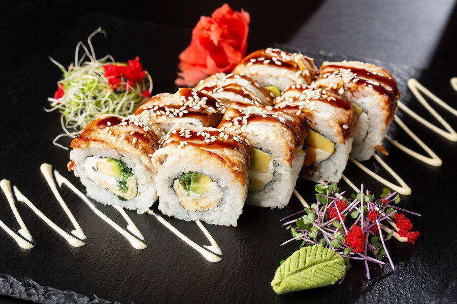 Ilustrasi sushi (freepik.com/andriimoniuk)