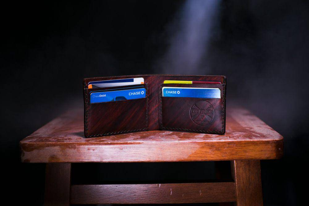 ilustrasi dompet (unsplash.com/Two Paddles Axe and Leatherwork)