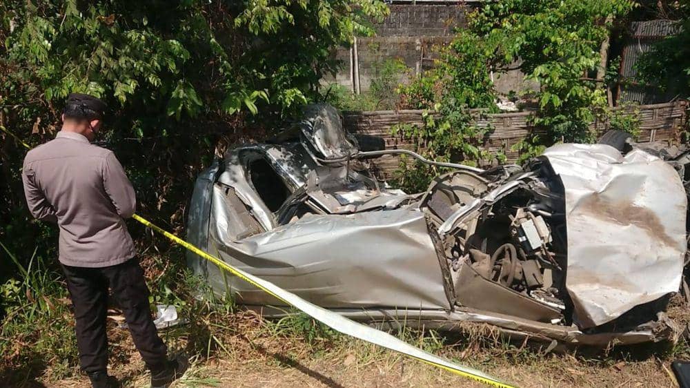 Kondisi mobil yang tertabrak kereta api barang. IDN Times/ Bramanta Pamungkas