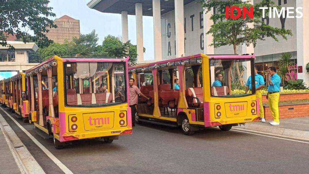 Potret mobil wara-wiri Taman Mini Indonesia Indah, Jakarta (IDN Times/Dhiya Awlia Azzahra)