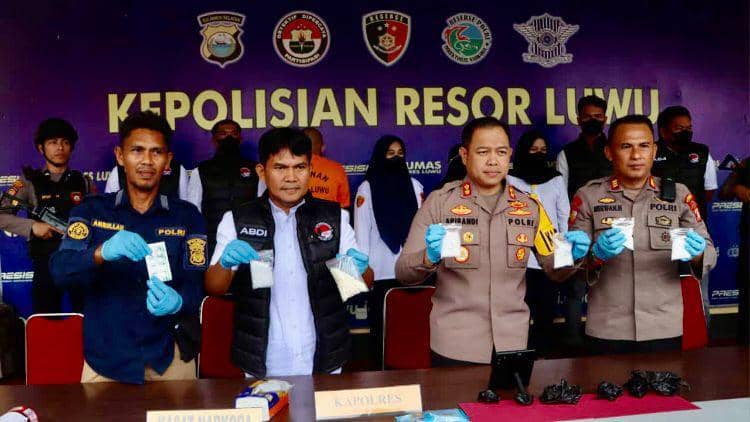 Polres Luwu menangkap seorang ibu rumah tangga (IRT) edarkan sabu yang dikendalikan narapidana dari dalam lembaga pemasyarakatan. (Dok. Istimewa)