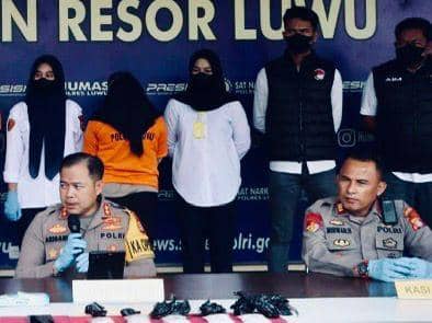 Polres Luwu menangkap seorang ibu rumah tangga (IRT) edarkan sabu yang dikendalikan narapidana dari dalam lembaga pemasyarakatan. (Dok. Istimewa)