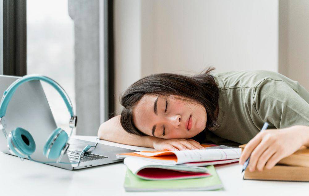 Ilustrasi wanita tertidur ketika belajar (freepik.com/freepik)