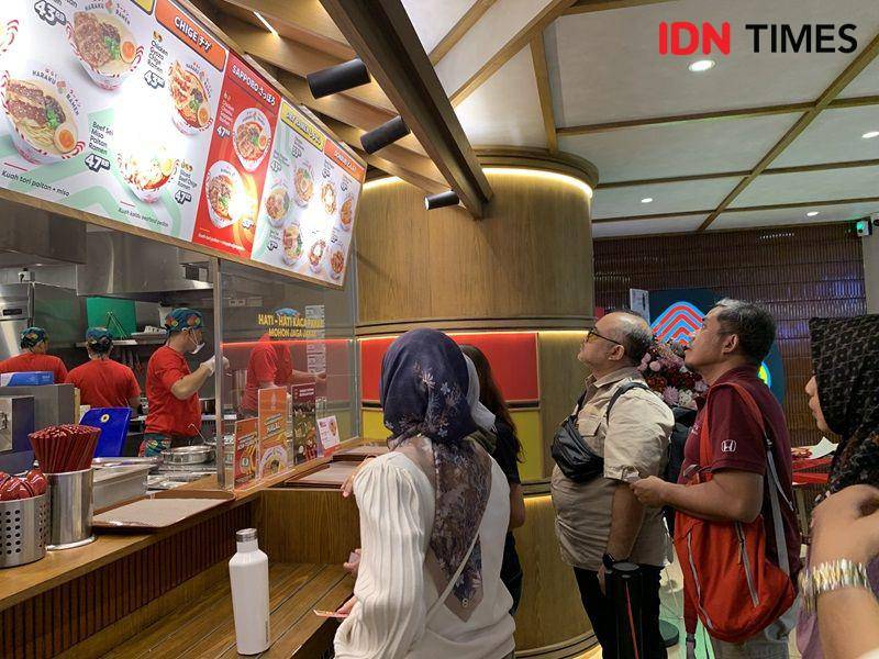 Potret antrean pembeli di Haraku Ramen, Lantai LG Tunjungan Plaza 3 pada Selasa (6/8/2024) (IDN Times/Fasrinisyah Suryaningtyas)