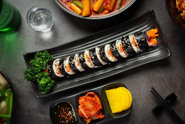 ilustrasi gimbap dan danmuji (vecteezy.com/eakmoto271144306)