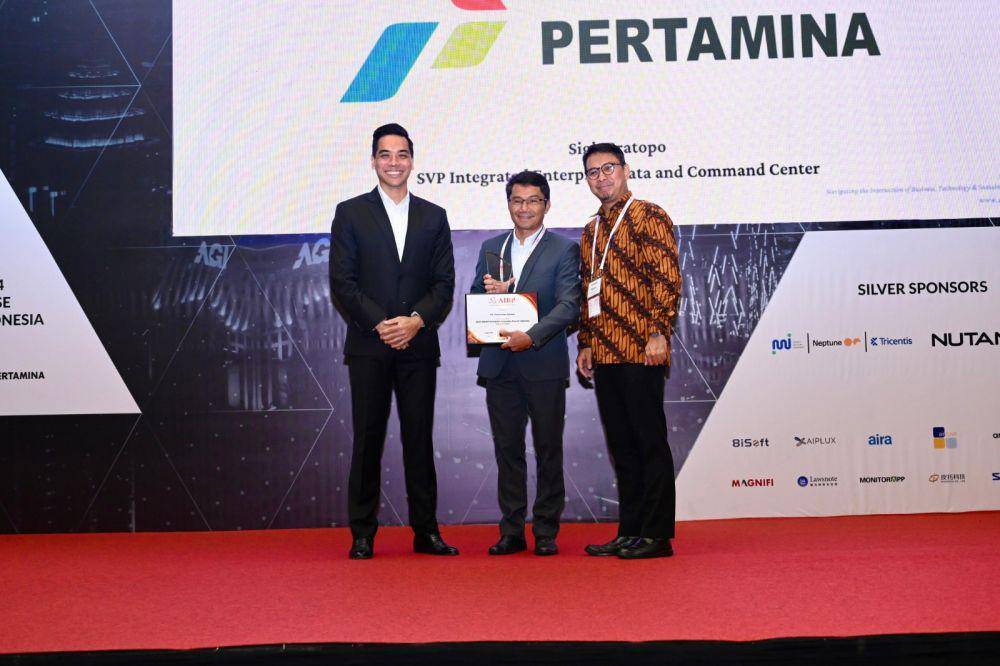 SVP Integrated Enterprise Data and Command Center Pertamina Sigit Pratopo mewakili Pertamina menerima 2024 ASEAN Enterprise Innovation Award Indonesia saat acara AIBP Conference and Exhibition yang diselenggarakan di Ballroom Ritz Carlton Mega Kuningan, Jakarta. Selasa (06/08). (dok. Pertamina)