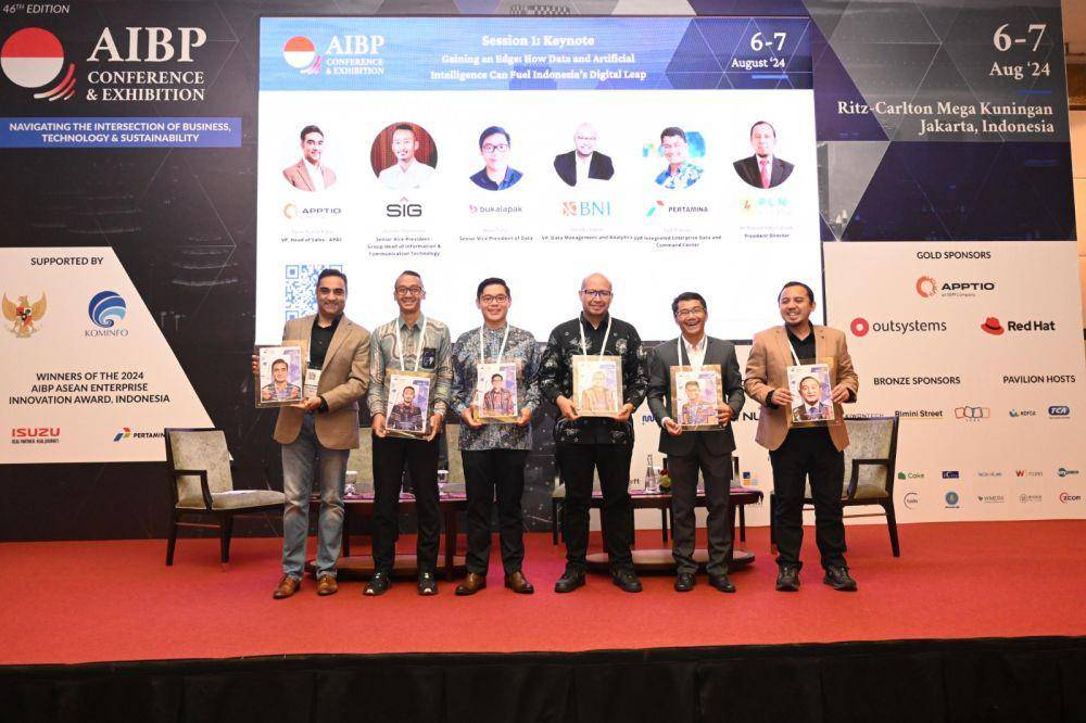 SVP Integrated Enterprise Data and Command Center Pertamina Sigit Pratopo menjadi narasumber pada sesi talkshow pada acara AIBP Conference and Exhibition yang diselenggarakan di Ballroom Ritz Carlton Mega Kuningan, Jakarta. Selasa (06/08). (dok. Pertamina)