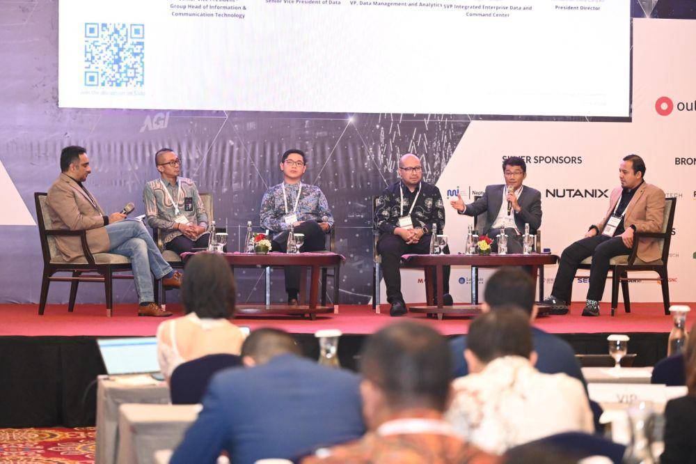 SVP Integrated Enterprise Data and Command Center Pertamina Sigit Pratopo menjadi narasumber pada sesi talkshow pada acara AIBP Conference and Exhibition yang diselenggarakan di Ballroom Ritz Carlton Mega Kuningan, Jakarta. Selasa (06/08). (dok. Pertamina)