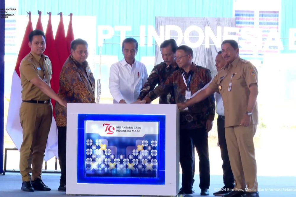 Jokowi Resmikan Pabrik Material Baterai Litium Terbesar di Dunia